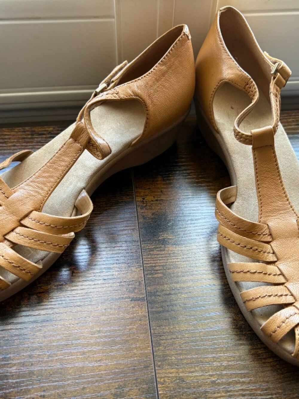 Easy Spirit Tan T-Strap Cap-Toe Sandals (Size 10) - Picture 4 of 6